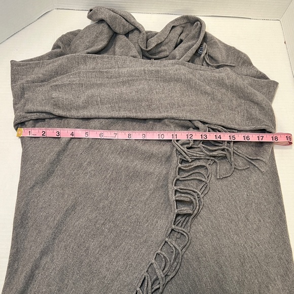 LOVE STITCH Carys Fringed Sweater Cozy Shawl Wrap Size Medium Gray NWT - Picture 9 of 12